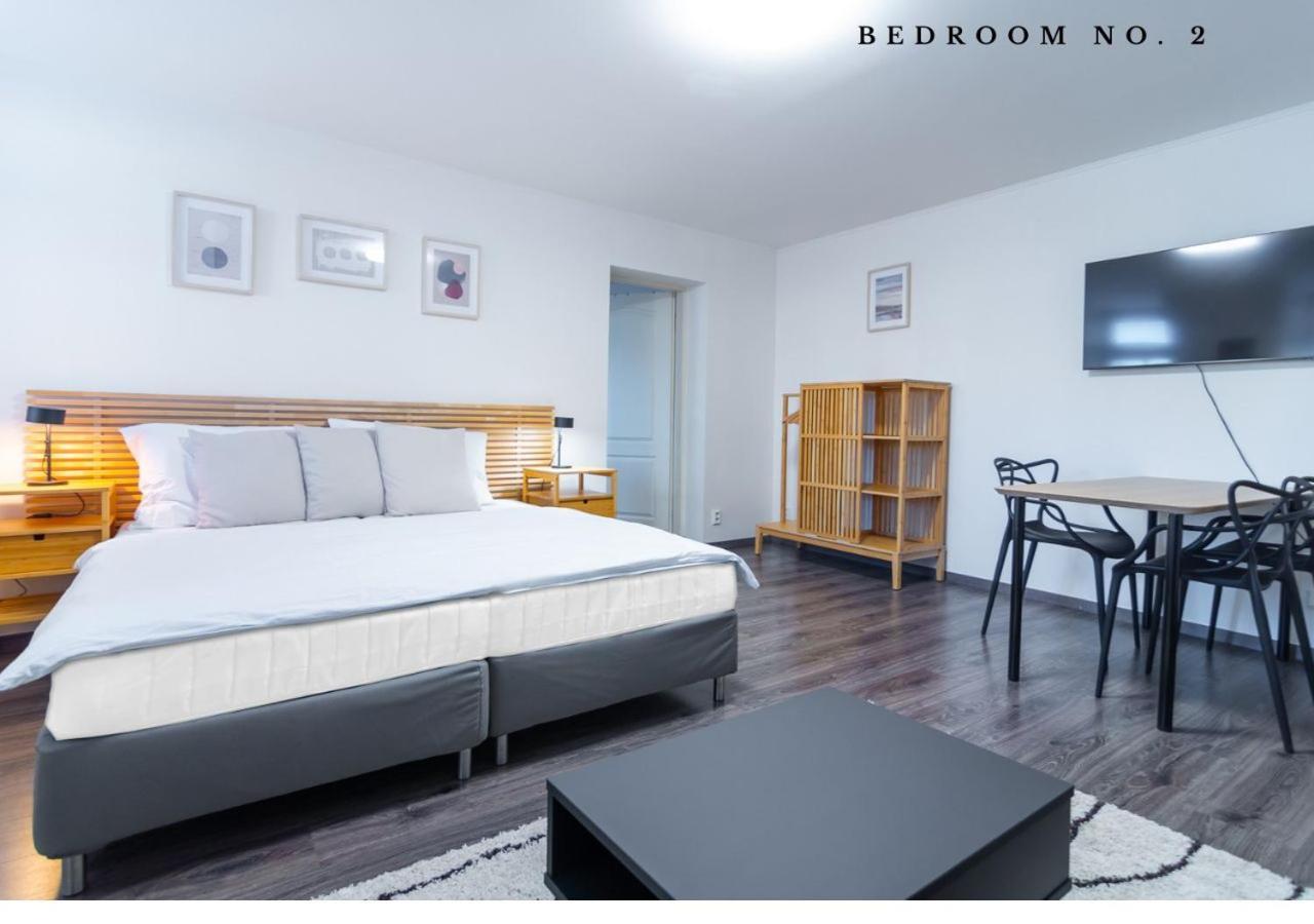 The Bookhouse, 5-Bedroom Residence By Prague Castle — Fotky 3